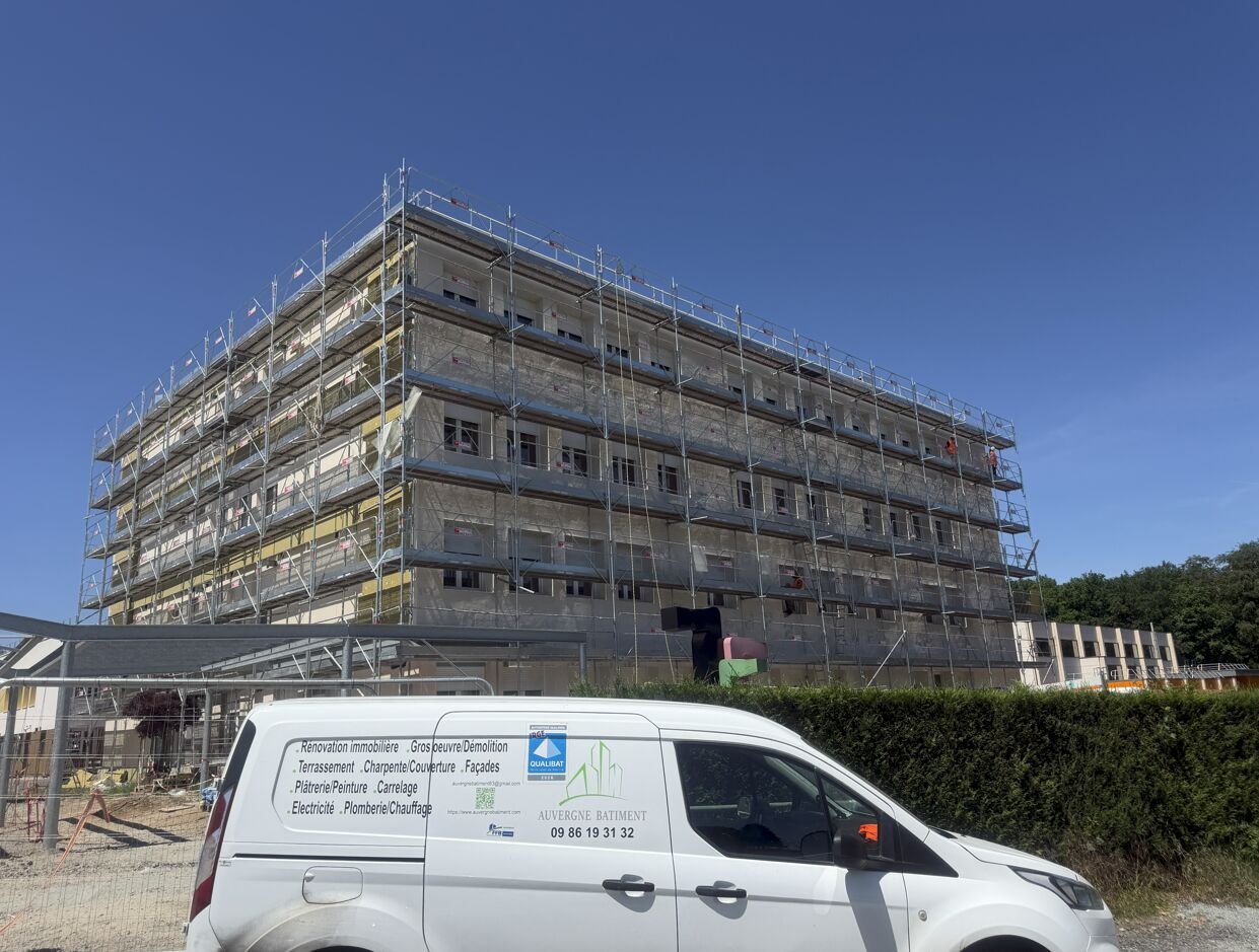 Isolation en laine de roche et crépi grésé au collège des Ancizes